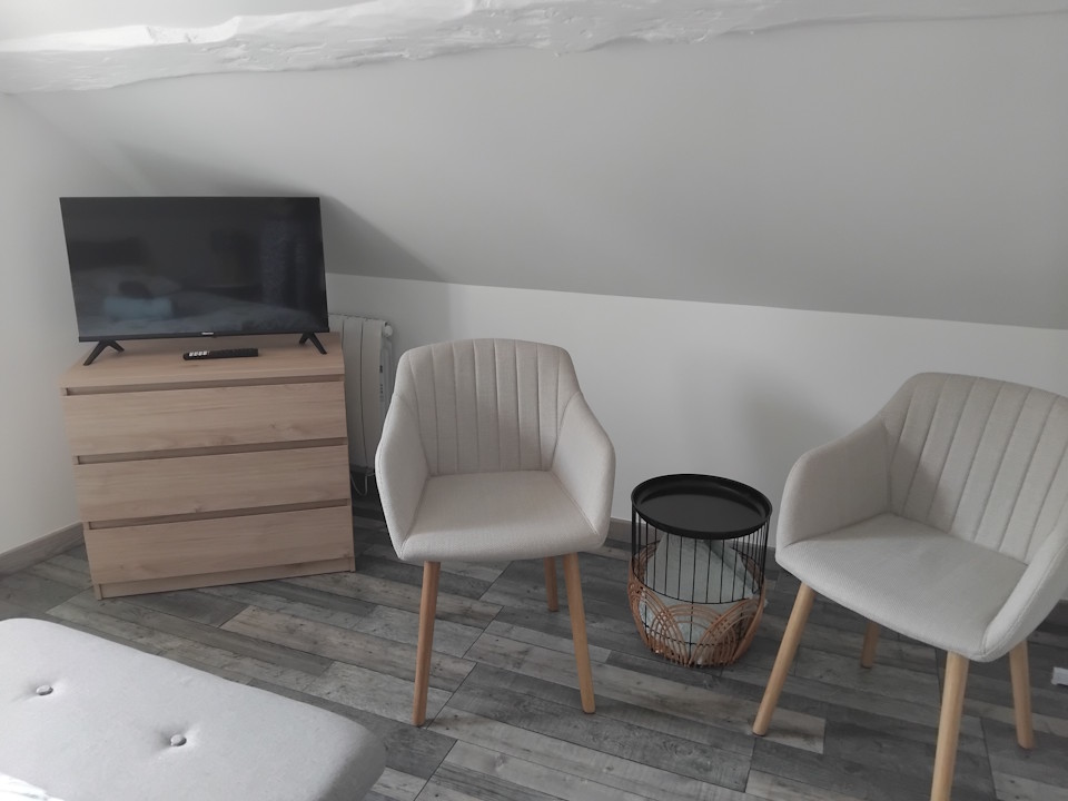 Chambre du gîte avec télévision