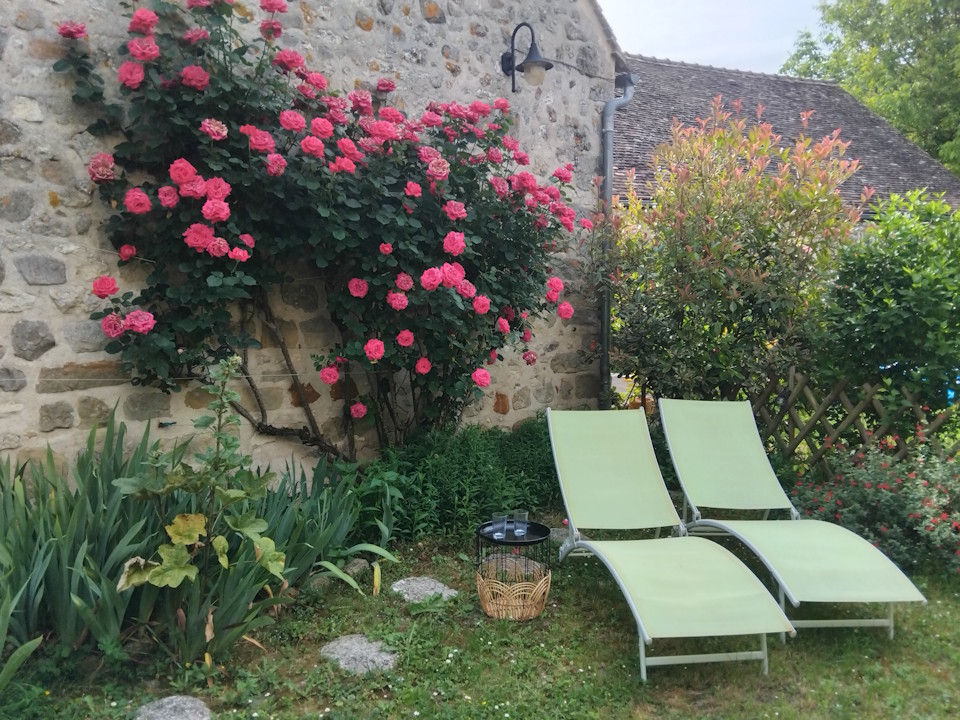 Jardin du gîte avec chaises longues